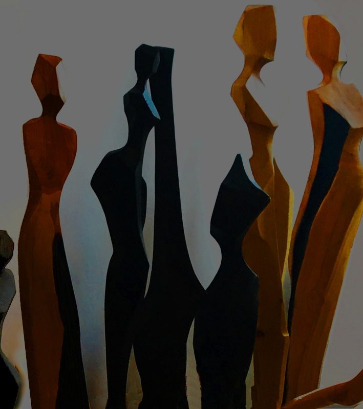 Atelierbesuch Stilisierte Holzfiguren in verschiedenen Farben, die nebeneinander stehen. Ein Blick in mein Leipziger Atelier